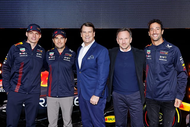 Max Verstappen, Sergio Perez, Jim Farley, Christian Horner y Daniel Ricciardo